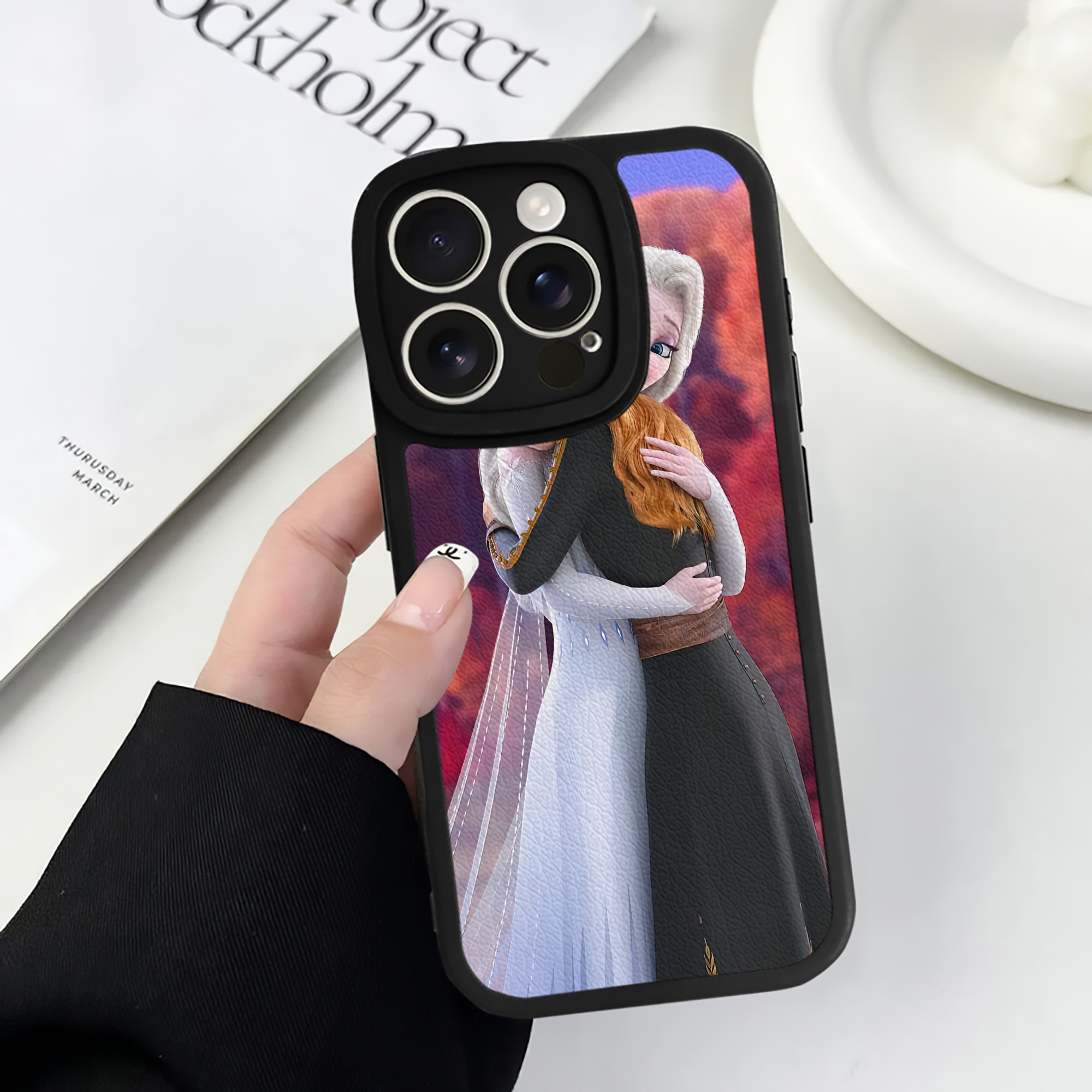 （画像用） アナと雪の女王 アンナ エルサ Frozen Anna Elsa 【iPhone 16シリーズ対応】シリコンスマホケース（レザー調） 材質：シリコン